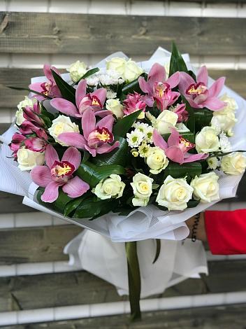 Букет цветов из: Розы и Хризантемы в Лесной Пушкинский район