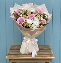 Букет цветов из:  Гвоздики, Орхидеи и Розы в Лесной Пушкинский район