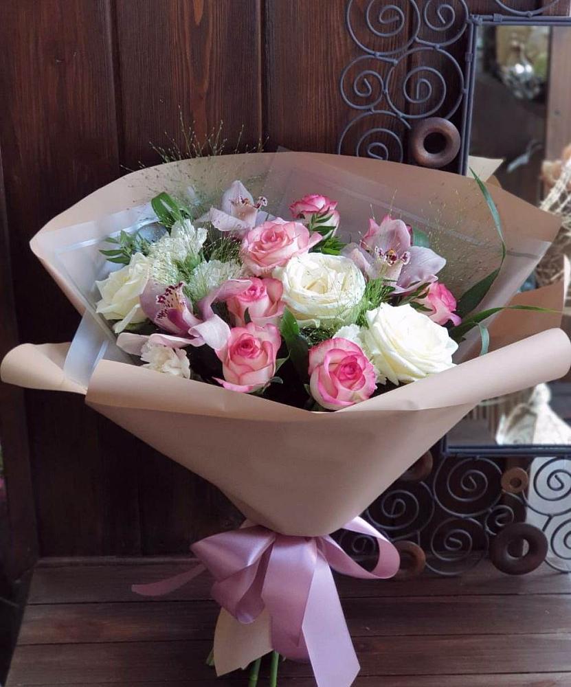 Букет цветов из: Гвоздики, Орхидеи, Розы и Хризантемы в Лесной Пушкинский район