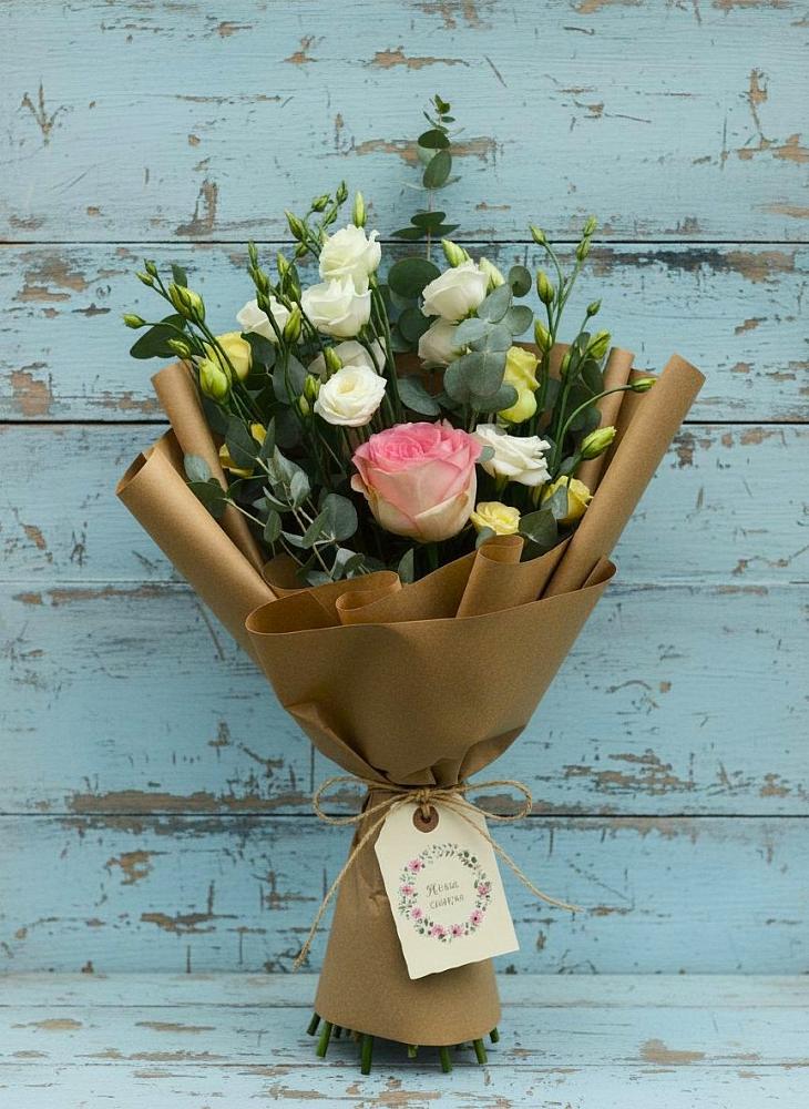 Букет нежный привет в Лесной Пушкинский район Букет цветов из: Розы и Лизиантусы в Лесной Пушкинский район