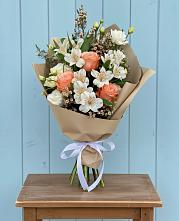 Букет яркий комплимент в Лесной Пушкинский район Букет цветов из: Альстромерии, Лизиантусы, Розы и Хризантемы в Лесной Пушкинский район