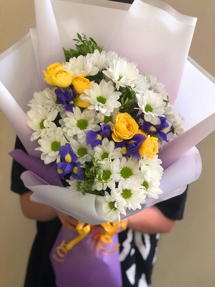 Букет солнечный привет в Лесной Пушкинский район Букет цветов из: Ирисы, Хризантемы и Розы в Лесной Пушкинский район