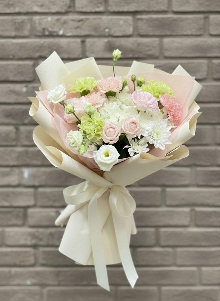 Букет Трепет мечты в Лесной Пушкинский район Букет цветов из: Гвоздики, Розы, Лизиантусы и Хризантемы в Лесной Пушкинский район