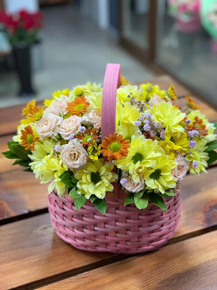 Цветочная композиция из Хризантемы и Розы в корзине в Лесной Пушкинский район