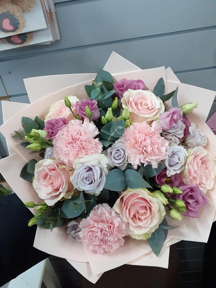 Букет цветов из: Розы, Гвоздики и Лизиантусы в Лесной Пушкинский район