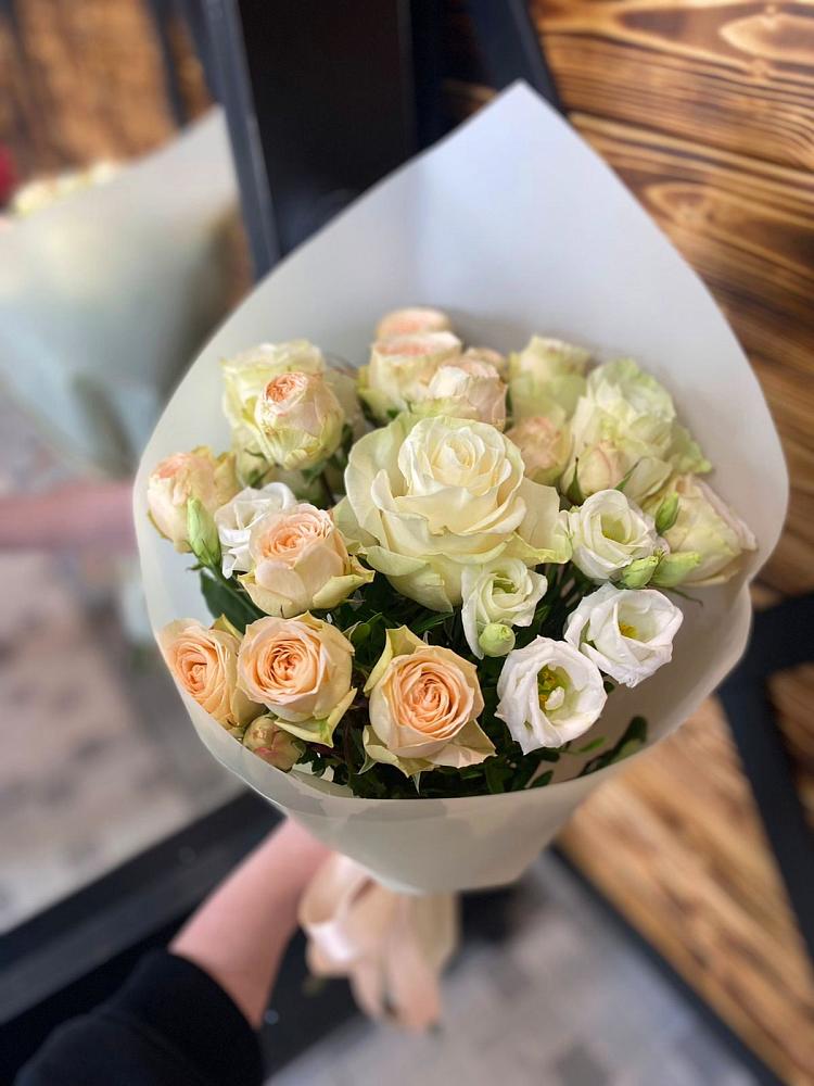 Букет цветов из: Розы и Лизиантусы в Лесной Пушкинский район